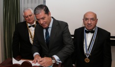 Firma del convenio de colaboración con la Fundación Progreso y…